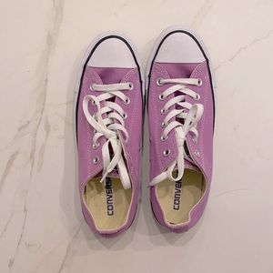 Purple converse chucks, size 9. Never worn. Perfect condition.